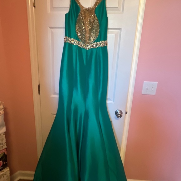 Emerald Green Sequin-Accent Prom Dress - Picture 3 of 6